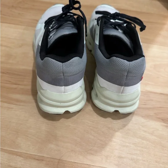 On Running Women’s Shoes Gently Used - Picture 2 of 5